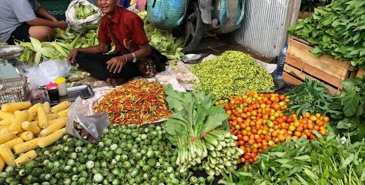 FOTO : DOK/MATA KALTENG - Para pedagang sayur di Sampit sedang asyik menjajakan dagangannya.