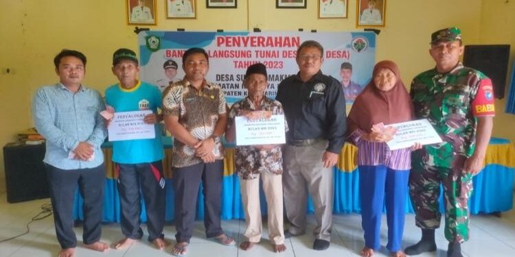 FOTO : IST/MATAKALTENG - Penyaluran BLT di Desa Sumber Makmur, Sabtu 6 Mei 2023.
