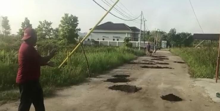 FOTO : DIAN/MATA KALTENG - Warga RT 35, Kelurahan Baamang Barat, Kecamatan Baamang saat gotong-royong menimbun jalan, Minggu 7 Mei 2023.
