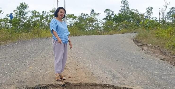 FOTO : DPU GUMAS/MATA KALTENG - Salah satu ruas jalan yang akan diperbaiki yakni di Jalan Tjilik Riwut arah Kurun-Tewah, tepatnya di Bukit Bandi kilometer empat.