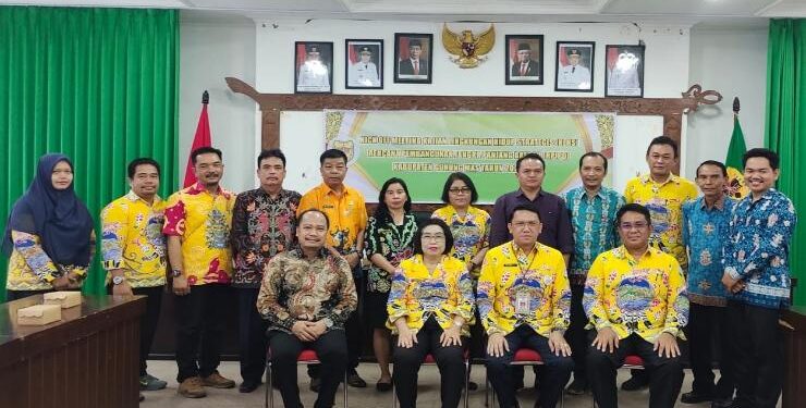 FOTO : DISKOMINFO SANTIK/MATA KALTENG - Wakil Bupati Gumas Efrensia LP Umbing, Plh Sekda Richard, dan Sekretaris DLHKP Karno Perry, ketika berfoto bersama dengan Kepala OPD terkait dan narasumber, Kamis, 4 Mei 2023.