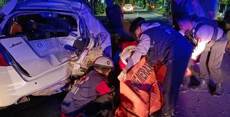 FOTO : IST/MATA KALTENG - Tampak korban yang terkapar usai menabrak mobil yang terparkir di bahu jalan A Yani, Sampit, Minggu, 7 Mei 2023 dini hari.