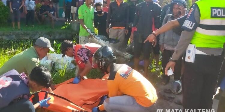 FOTO: IST/MATA KALTENG - Korban kecelakaan di Jendral Sudirman saat dievakuasi oleh petugas, Minggu 7 Mei 2023 Sore. 