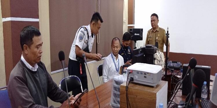 FOTO: DEVIANA/MATAKALTENG - Kabid Pelayanan Pendaftaran Penduduk Disdukcapil Kotim Yayan Hadifriyanto saat meninjau aktivasi IKD di Bandara H. Asan Sampit, Senin 8 Mei 2023.