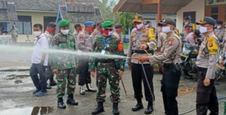 FOTO : IST/MATAKALTENG - Aparat Polres Barito Selatan saat menggelar apel kesiapsiagaan Karhutla
