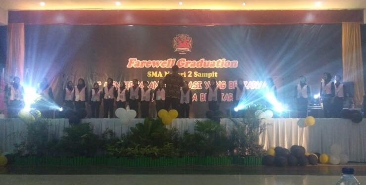 FOTO : Dok/MATA KALTENG - Acara kelulusan SMAN 2 Sampit.