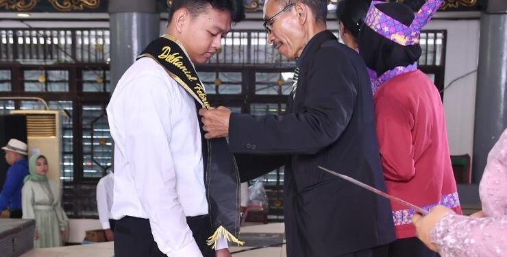 FOTO : SMKN 4 Sampit/MATA KALTENG - Penyematan selempang kelulusan bagi peserta didik SMKN 4 Sampit.