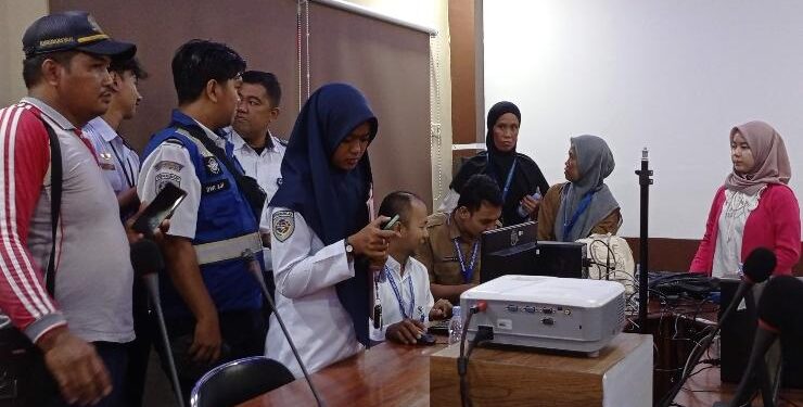 FOTO : DOK DEVIANA/MATAKALTENG - Disdukcapil Kotim saat jemput bola pengaktivasian IKD di Bandara H. Asan Sampit, Senin 8 Mei 2023.