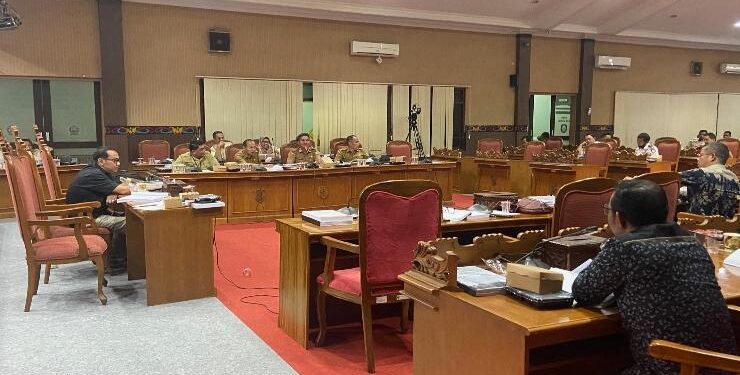 FOTO : DIAN/MATA KALTENG - Rapat pembahasan Raperda Pajak Daerah dan Retribusi Daerah di DPRD Kotim, Selasa 9 Mei 2023.