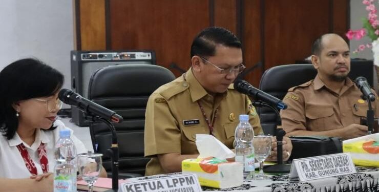 FOTO : DISKOMINFO SANTIK/MATA KALTENG - Plh Sekda Kabupaten Gumas Richard didampingi Kepala Bappedalitbang Yantrio Aulia, ketika memberikan arahan pada kegiatan rakor pelaksanan KKN-Tematik tahun 2023, Selasa, 9 Mei 2023.