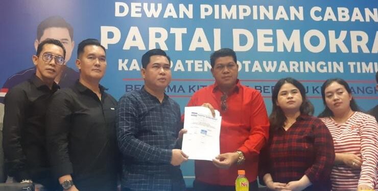 FOTO : IST Demokrat/MATA KALTENG - Mantan Ketua DPC Partai Demokrat Kotim Parimus dan Linda saat menyerahkan surat pengunduran diri dari pantai berlambang bintang mercy, Selasa 9 Mei 2023.