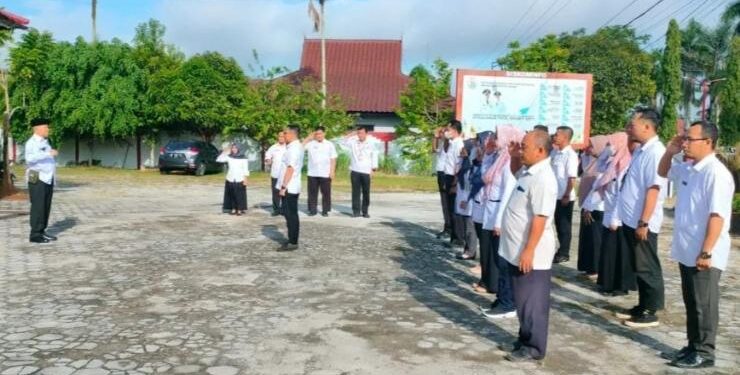 FOTO: IST/MATAKALTENG - Kadiskominfo Kotim Marzuki saat memberikan arahan pada apel pagi, Selasa 9 Mei 2023.