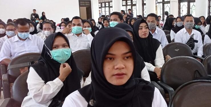 FOTO : DOK DEVIANA/MATAKALTENG - tenaga honor yang baru menerima SK pengangkatan PPPK tenaga kesehatan. 
