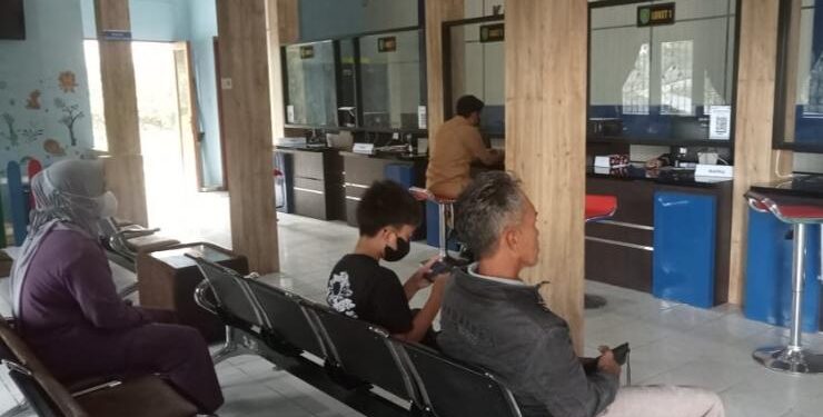 FOTO : AKH/MATAKALTENG - Pelayanan administrasi kependudukan di Kantor Dinas Dukcapil Sukamara