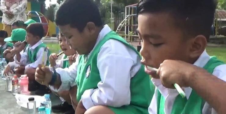 FOTO : DEVIANA/MATAKALTENG - Anak-anak TK Kartika Sampit saat memperagakan menyikat gigi dengan benar, Selasa 9 Mei 2023.