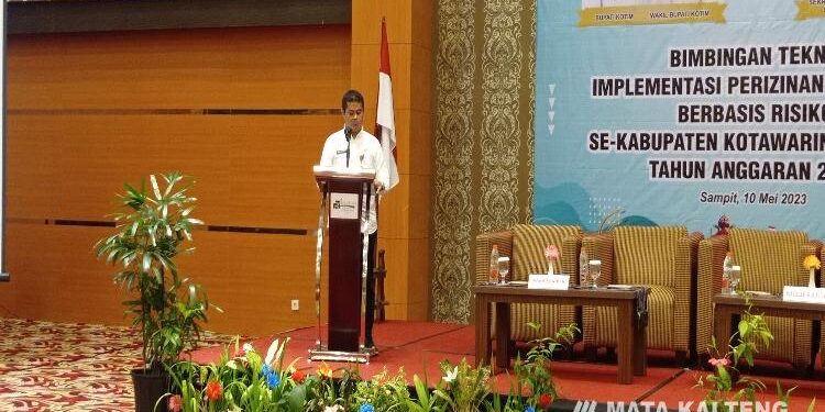 FOTO : DEVIANA/MATAKALTENG - Asisten II Bidang Perekonomian dan Pembangunan Setda Kotim Alang Arianto saat membuka kegiatan Bimbingan Teknis Implementasi Perizinan Berusaha Berbasis Risiko, Rabu 10 Mei 2023.