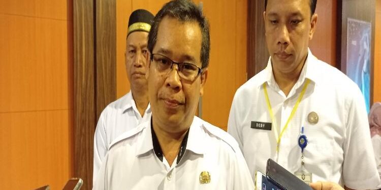 FOTO: DEV/MATAKALTENG - Kepala DPMPTSP Kotim, Diana Setiawan (tengah).