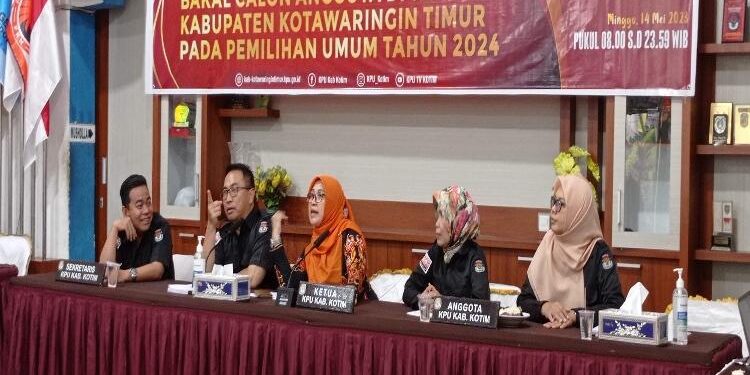 FOTO: DEVIANA/MATAKALTENG - KPU Kotim pada saat melakukan rapat internal persiapan menerima pendaftaran bakal caleg, Rabu 10 Mei 2023.
