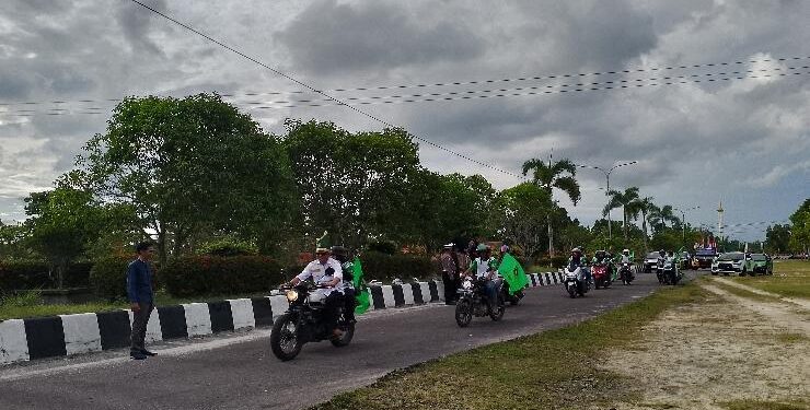 FOTO : AKH/MATAKALTENG - Ketua KPU Sukamara Ahmad Zen Allantany saat melepas kirab bendera partai politik peserta pemilu 2024