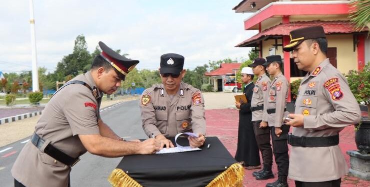 FOTO : IST/MATAKALTENG - Kapolres Katingan AKBP I Gede Putu Widyana, saat pelaksanaan Sertijab, di halaman Mapolres Katingan