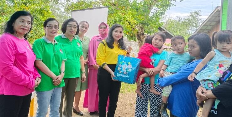 FOTO : GOW GUMAS/MATA KALTENG - Ketua TP-PKK Kabupaten Gumas Mimie Mariatie Jaya Samaya Monong didampingi Wakil Bupati yang juga Ketua GOW Efrensia LP Umbing, dan Sekretaris Dinkes yang juga ketua panitia Rina Sari, memberikan makanan tambahan untuk balita, pada kegiatan bakti sosial dalam rangka peringatan Hari Kartini ke-144 tahun 2023, di Posyandu Desa Tumbang Pajangei, Kecamatan Tewah, Rabu, 10 Mei 2023.