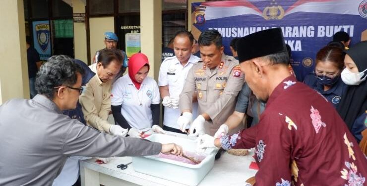 FOTO : AGUS/MATA KALTENG - Pemusnahan narkotika di halaman Mapolres Kotim, Rabu, 10 Mei 2023.