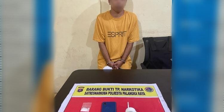 FOTO: HUMAS POLRESTA/MATAKALTENG - Pelaku beserta barang bukti pada saat diamankan polisi.