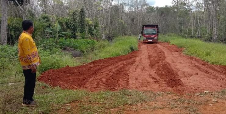 FOTO : DOK/MATA KALTENG - Pembukaan jalan di Desa Kenyala sekaligus akses masuknya jaringan telekomunikasi.