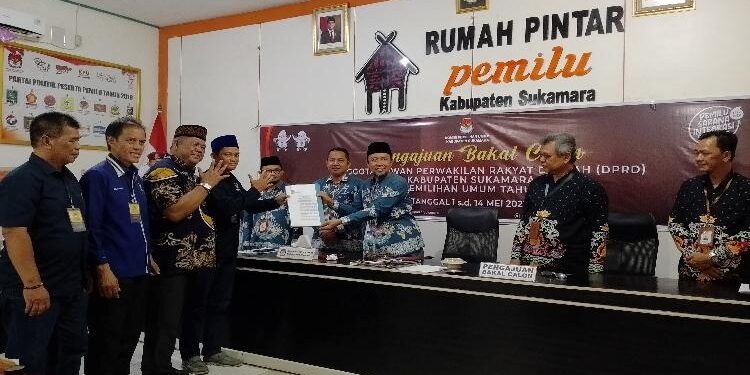 FOTO: AKH/MATAKALTENG - Ketua KPU Sukamara saat menerima berkas pendaftaran Bacaleg Partai Nasdem.