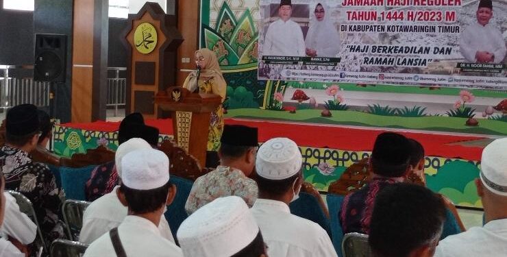 FOTO : DEVIANA/MATAKALTENG - Wakil Bupati Kotim Irawati saat membuka kegiatan manasik haji, Kamis 11 Mei 2023.
