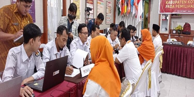 FOTO: DEVIANA/MATAKALTENG - KPU Kotim saat melakukan pengecekan berkas bacaleg, Kamis 11 Mei 2023.