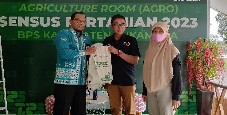 FOTO : AKH/MATAKALTENG - Kepala BPS Sukmara, Khalid Zuhri saat memberikan goodie bag kepada wartawan.