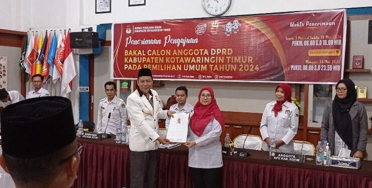 FOTO : DEVIANA/MATAKALTENG - Ketua DPC PKS Suprianto saat menyerahkan berkas ke Ketua KPU Kotim Siti Fatonah Purnaningsih, Kamis 11 Mei 2023.
