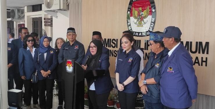 FOTO : OLIVIA/MATAKALTENG - Ketua DPW Partai NasDem Kalteng, Faridawaty Darland Atjeh saat mendaftarkan bakal calon legislatif DPRD Kalteng di KPU Kalteng, Kamis 11 Mei 2023.
