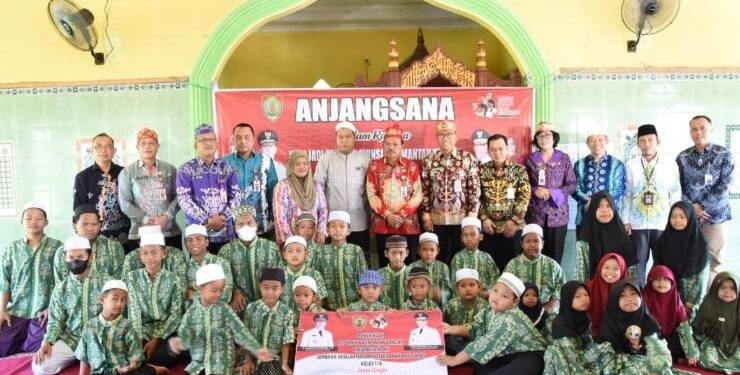 FOTO : IST/MATAKALTENG - Sekda Kalteng (batik merah) bersama rombongan Pemerintah Provinsi Kalteng saat anjangsana ke salah satu Panti Asuhan di Kota Palangka Raya, Kamis 11 Mei 2023.