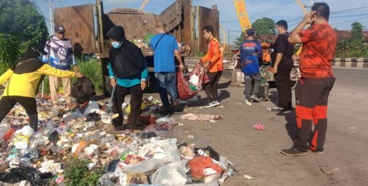 FOTO : DEVIANA//MATAKALTENG - Pegawai Kecamatan Baamang saat kerja bakti membersihkan sampah di area Terowongan Nur Mentaya, Jumat 12 Mei 2023.