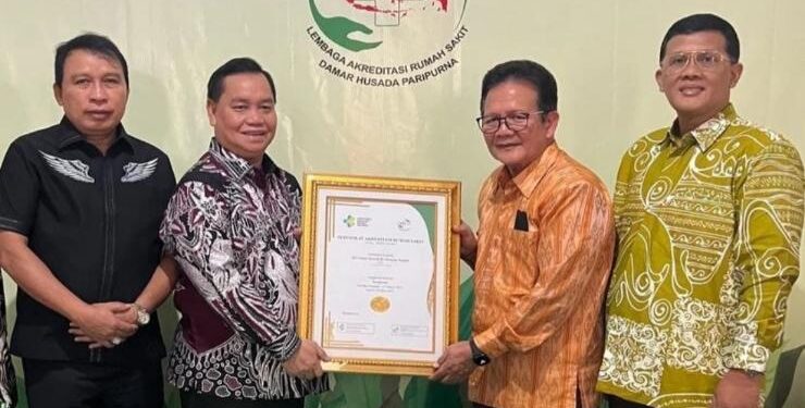 FOTO : IST/MATAKALTENG - Bupati Kotim Halikinnor didampingi Sekretaris Daerah Fajrurrahman dan Plt Direktur RSUD dr Murjani dr. Sutriso menerima sertifikat dari Ketua Lembaga Akreditasi Rumah Damar Husada Paripurna, belum lama ini.