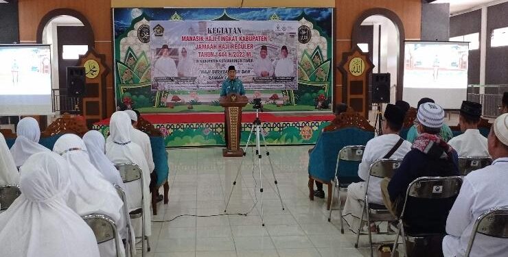 FOTO : DEVINANA/MATAKALTENG - Kepala Kemenag Kotim saat memberi sambutan pembukaan masik haji, Kamis 11 Mei 2023.