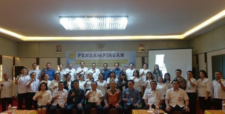 FOTO : DISKOMINFO SANTIK/MATA KALTENG - Asisten III Setda Gumas Letus Guntur didampingi Kepala Perwakilan Ombudsman RI Perwakilan Kalteng Biroum Bernardianto, berfoto bersama dengan pegawai perangkat daerah yang mengikuti kegiatan pendampingan perbaikan pelayanan publik.