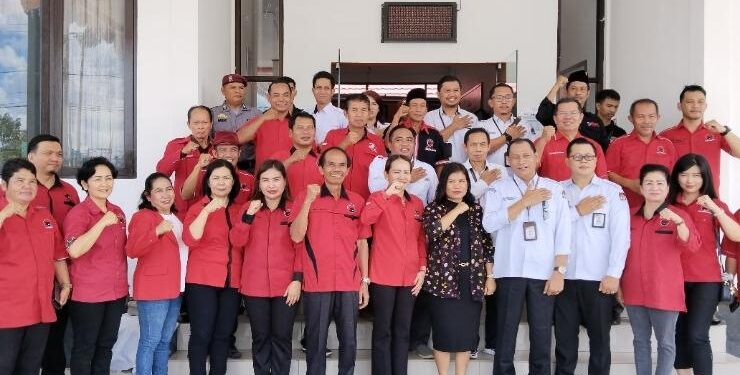 FOTO : DPC PDIP GUMAS/MATA KALTENG - Ketua DPC PDIP Kabupaten Gumas Akermas Sahidar didampingi para pengurus saat berfoto bersama dengan Ketua KPU Stepenson dan komisioner KPU setempat, usai menyerahkan berkas pendaftaran bacaleg, Kamis, 11 Mei 2023.