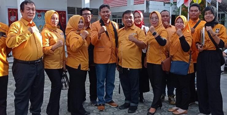 FOTO : DEVIANA/MATAKALTENG - DPC Partai Hanura usai melakukan pendaftaran Caleg di KPU Kotim, Jumat 12 Mei 2023.