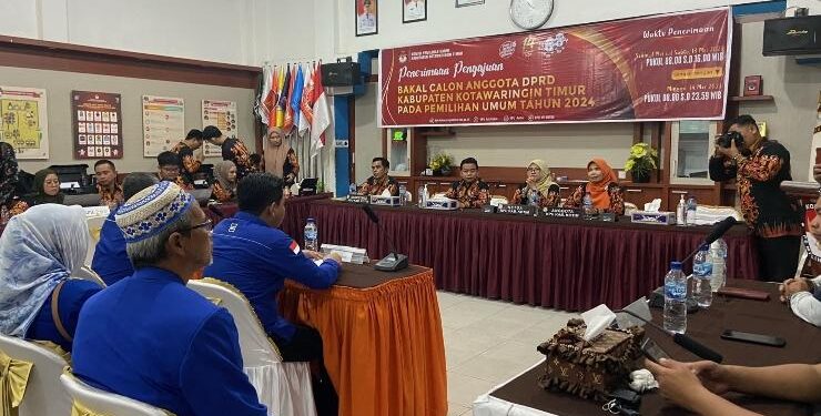 FOTO : DIAN/MATA KALTENG - Suasana pengajuan berkas pencalonan di KPU Kotim, Jumat 12 Mei 2023.