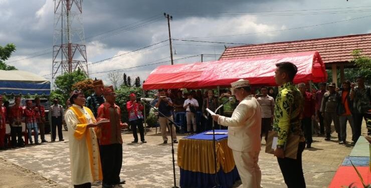 FOTO : IST/MATAKALTENG - Bupati Kotim Halikinnor saat melantik Damang Kepala Adat Mentaya Hulu, Sabtu 13 Mei 2023.