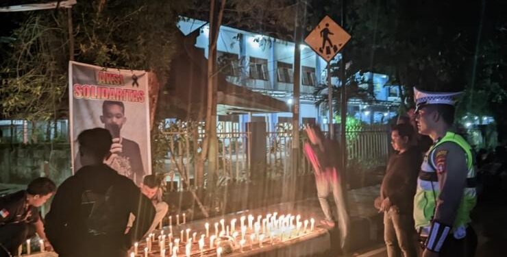 FOTO : AGUS/MATAKALTENG - Terlihat para anggota Albikers Sampit sedang melakukan aksi solidaritas terhadap almarhum Danil Aprilian Yang Kecelakaan di Jalan A Yani Sampit, Sabtu, 13 Mei 2023 malam.