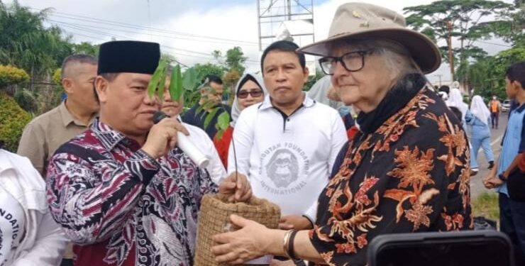 FOTO ; DEVIANA/MATAKALTENG - Bupati Kotim Halikinnor saat menerima bantuan pohon dari OFI pada peringatan Hardiknas, Minggu 14 Mei 2023.
