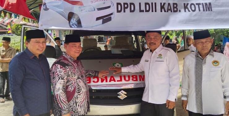 FOTO : AGUS/MATA KALTENG - Bupati Kotim Halikinnor saat menyerahkan satu unit mobil ambulans kepada pengurus LDII Kotim, Minggu, 14 Mei 2023.