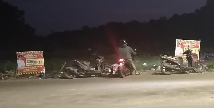 FOTO : AGUS/MATA KALTENG - Tampak warga membuang sampah di tempat yang sudah dilarang, Minggu, 14 Mei 2023 malam.