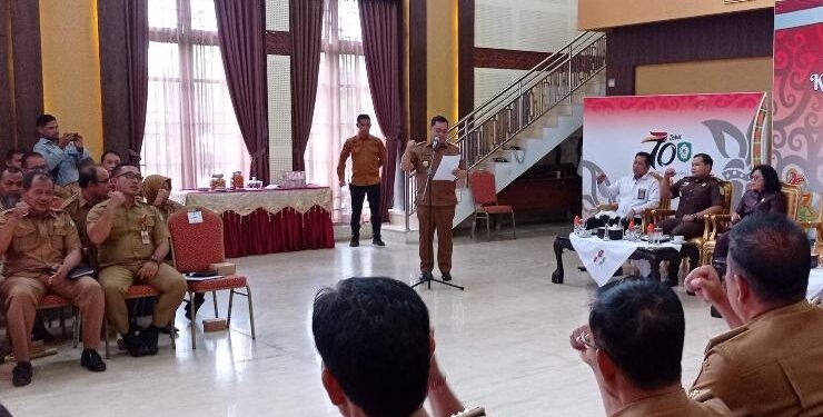 FOTO : DEVIANA/MATAKALTENG - Bupati Kotim Halikinnor saat menetapkan pelaksanaan pilkades 2023, Senin 15 Mei 2023.