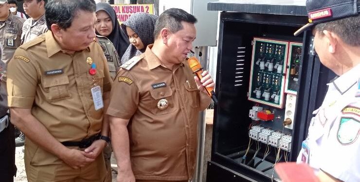 FOTO : DEVIANA/MATAKALTENG - Bupati Kotim Halikinnor didampingi Sekda dan Kadishub Kotim saat meresmikan traffic light di perempatan Wengga Metropolitan, Senin 15 Mei 2023.
