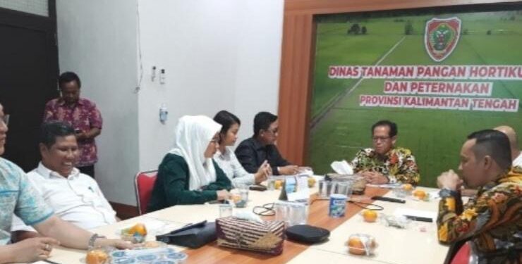 FOTO : OLIVIA/MATAKALTENG - Kadis TPHP Kalteng saat menerima kunjungan kerja (kunker) Komisi I dan Komisi II DPRD Kabupaten Kotawaringin Timur yang dipimpin oleh Wakil Ketua II DPRD Kabupaten Kotawaringin Timur Hairis Salamat beserta enam orang Pimpinan dan Anggota Komisi I dan II, bertempat di Ruang Meeting Room Dinas TPHP Kalteng, belum lama ini. 